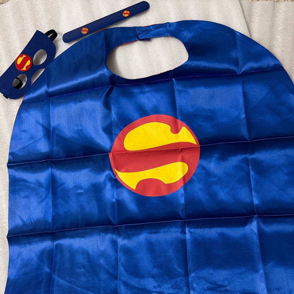 Superman Kids Halloween Costume Set :cape+mask+wrist band. NWT.